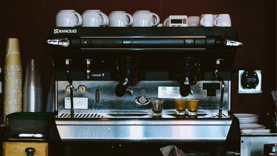 Compacte espressomachine in een kleine keuken