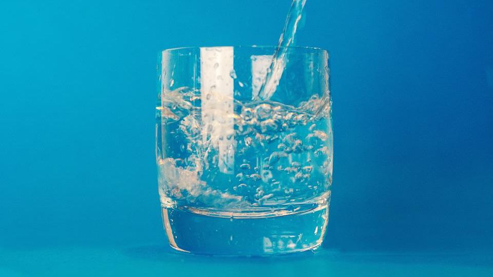 Glas met helder water voor het waterreservoir