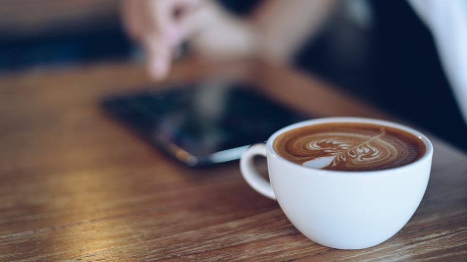 Latte macchiato met melklagen in een glas