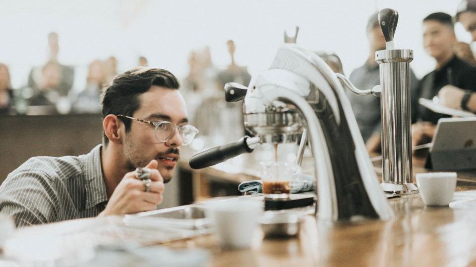 Koffiemachine die ontkalkt en schoongemaakt wordt
