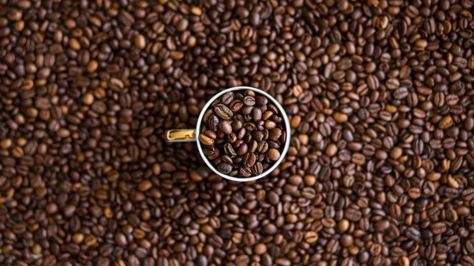Twee soorten koffiebonen naast elkaar