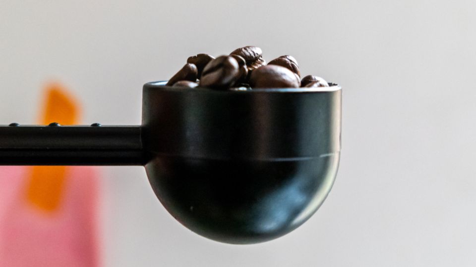 Maatschepje met koffie naast een machine