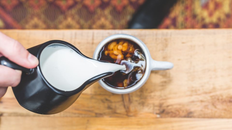 Melk en koffie voor een melkspecialiteit