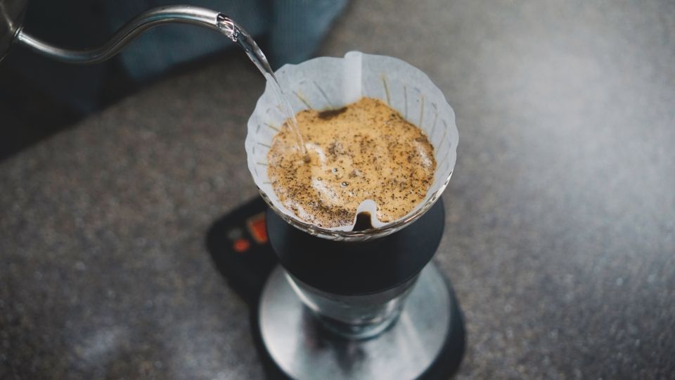 Koffie die in een kopje wordt geschonken