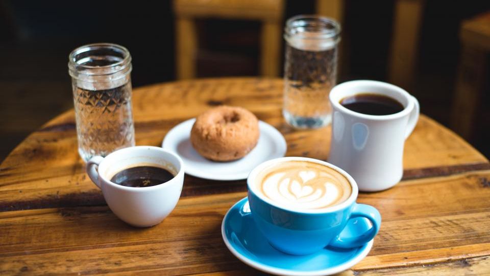 Cappuccino met romig melkschuim in een kopje