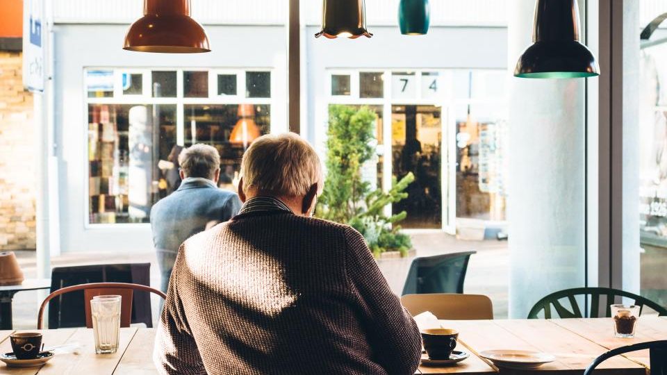 Koffiezaak met machines en kopjes