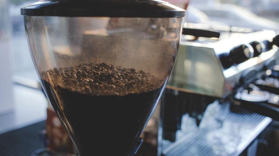 Volautomatische espressomachine die een dubbele espresso zet
