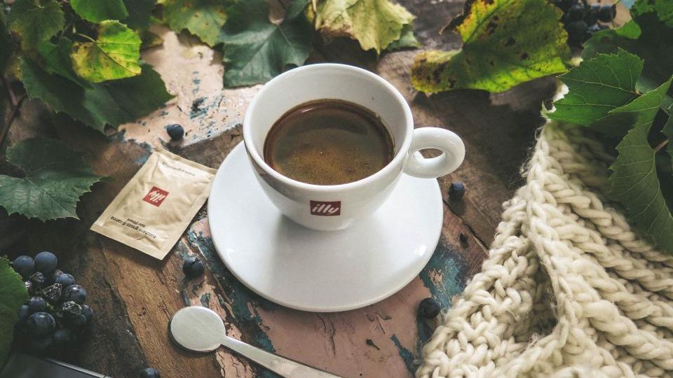 Cappuccino met melkschuim uit een volautomaat met melksysteem