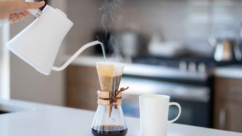 Kopje koffie dat wordt volgeschonken